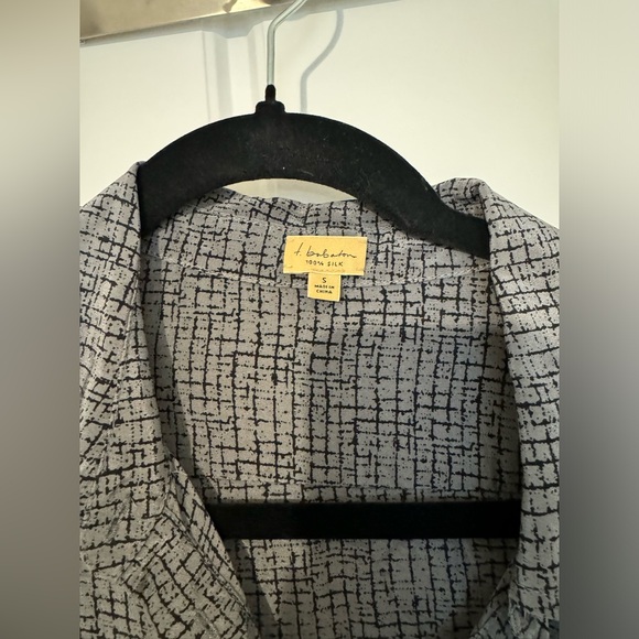 Aritzia 100% silk blouse size small. - Picture 4 of 4